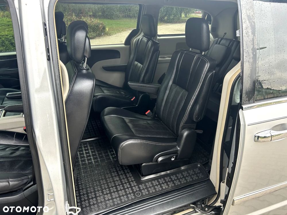 Chrysler Town & Country 3.6 Limited - 11