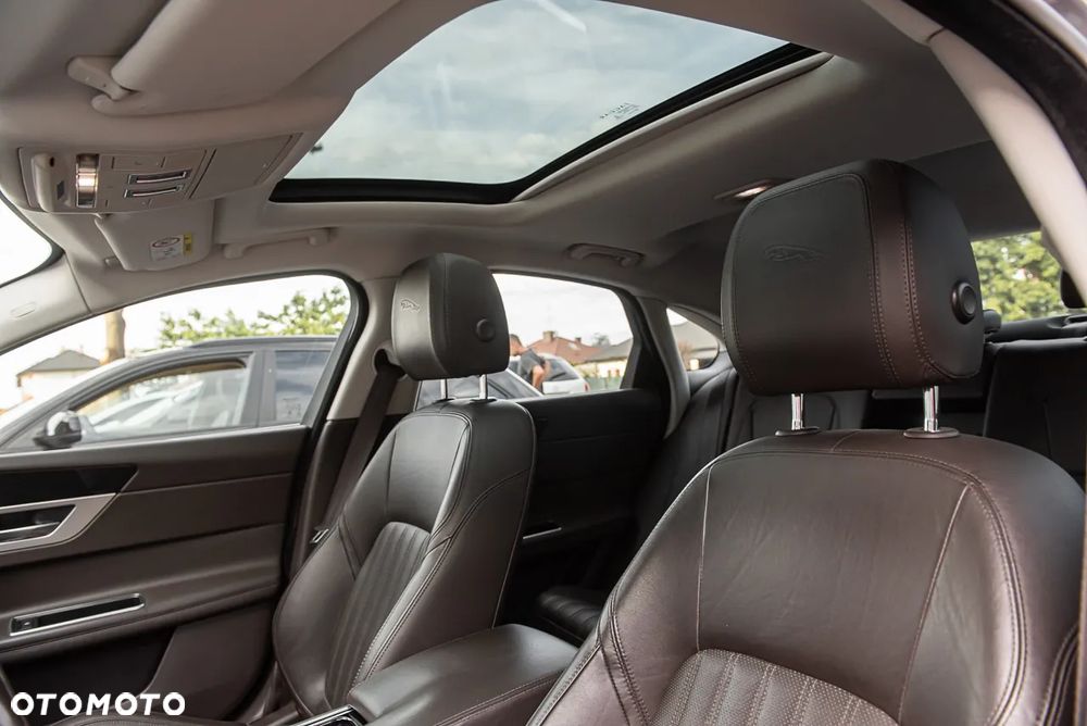 Jaguar XF 20d Sportbrake Portfolio - 25
