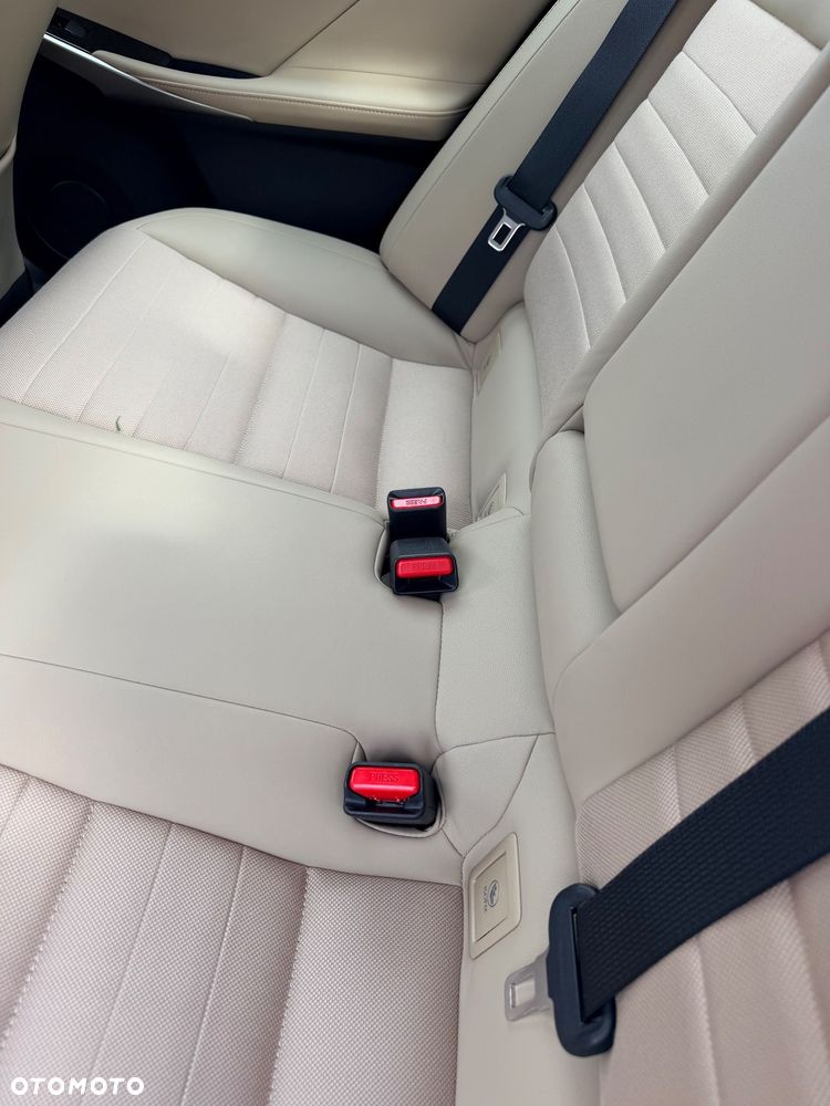 Lexus IS 300h Elegance - 4