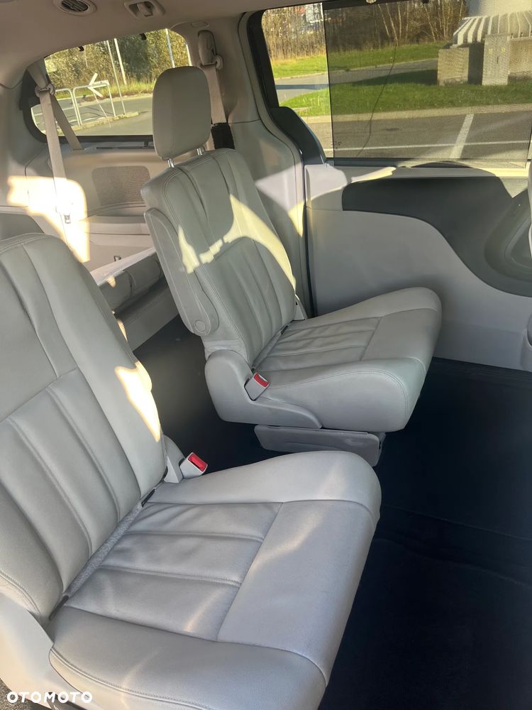 Chrysler Town & Country 3.6 Limited - 11