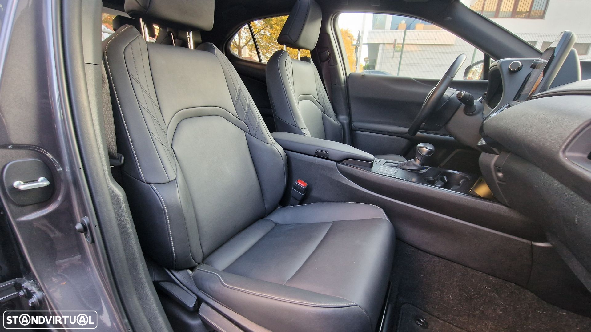 Lexus UX 250h Sport (Ecrã 12.3) - 17