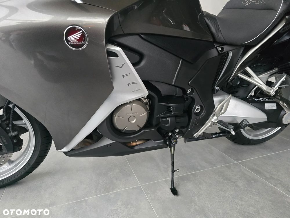 Honda VFR - 16