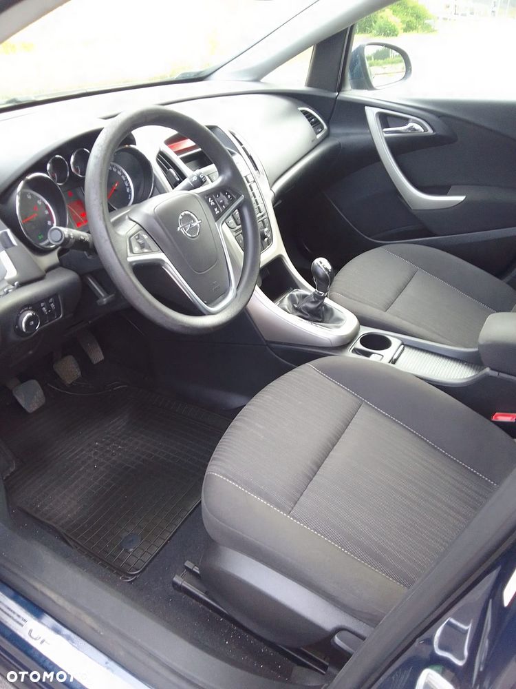 Opel Astra 2010 photo 4