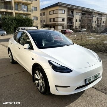 Tesla Model Y Long Range AWD - 23