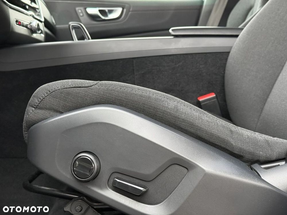 Volvo XC 60 B4 B Momentum Pro - 19