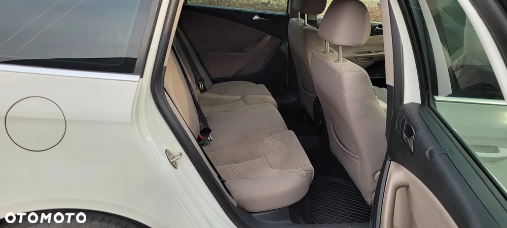 Volkswagen Passat 2.0 TDI DPF Highline - 23