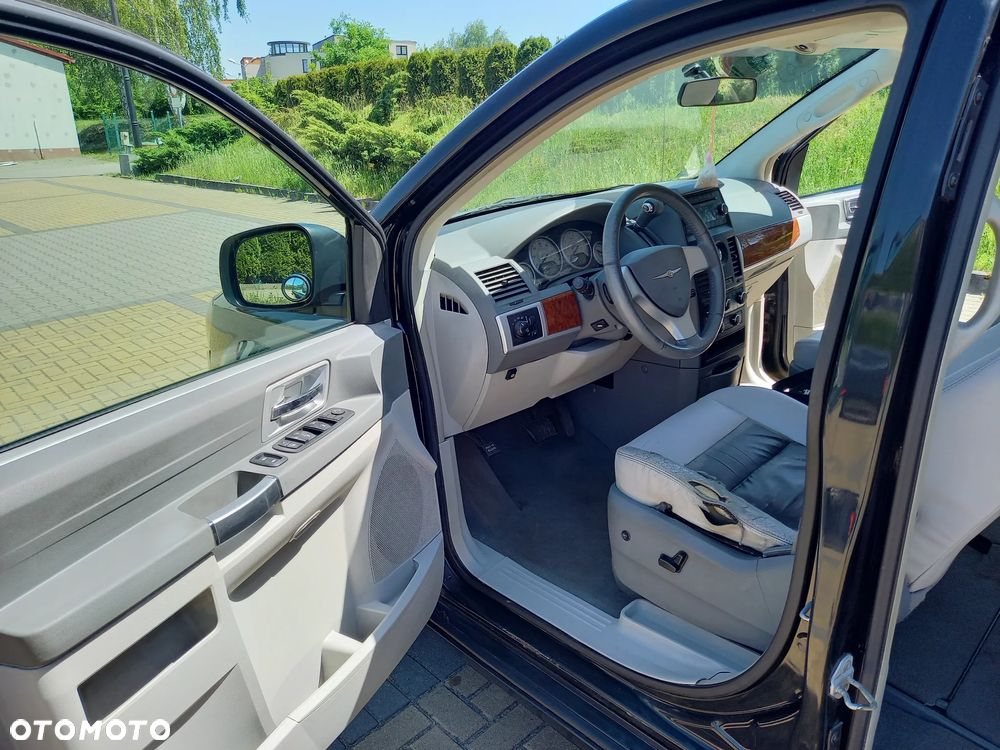 Chrysler Town & Country - 8