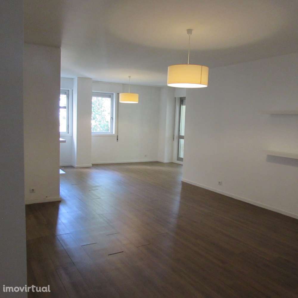 Apartamento T3 +1  com varanda, dois lugares de garagem e arrumos. - Grande imagem: 3/56