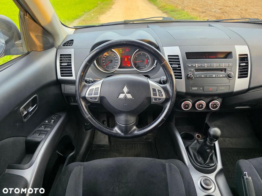 Mitsubishi Outlander - 12