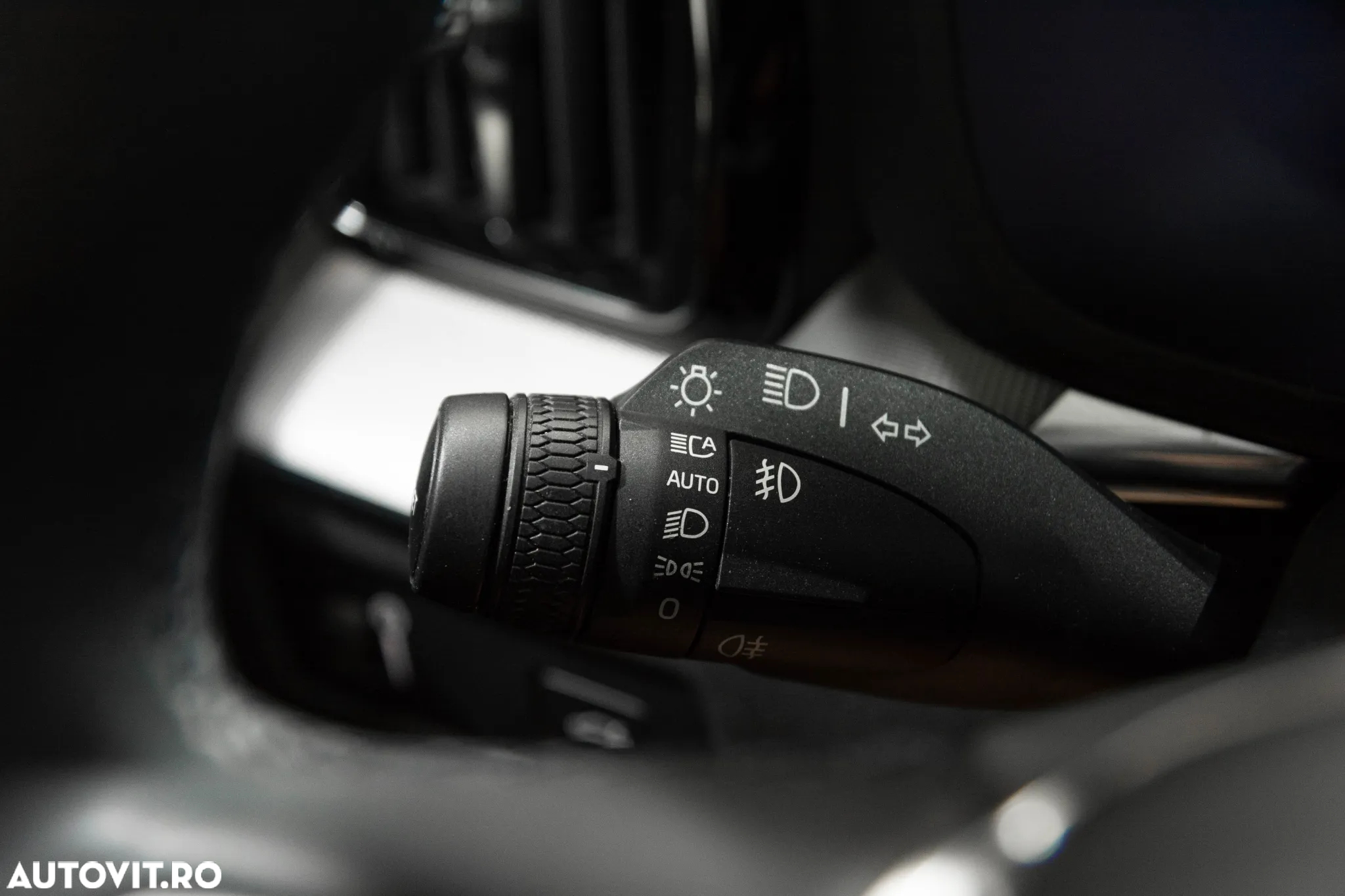 Volvo XC 60 B4 MHEV AT FWD Plus Dark - 25