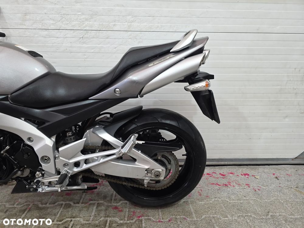 Suzuki GSR - 11