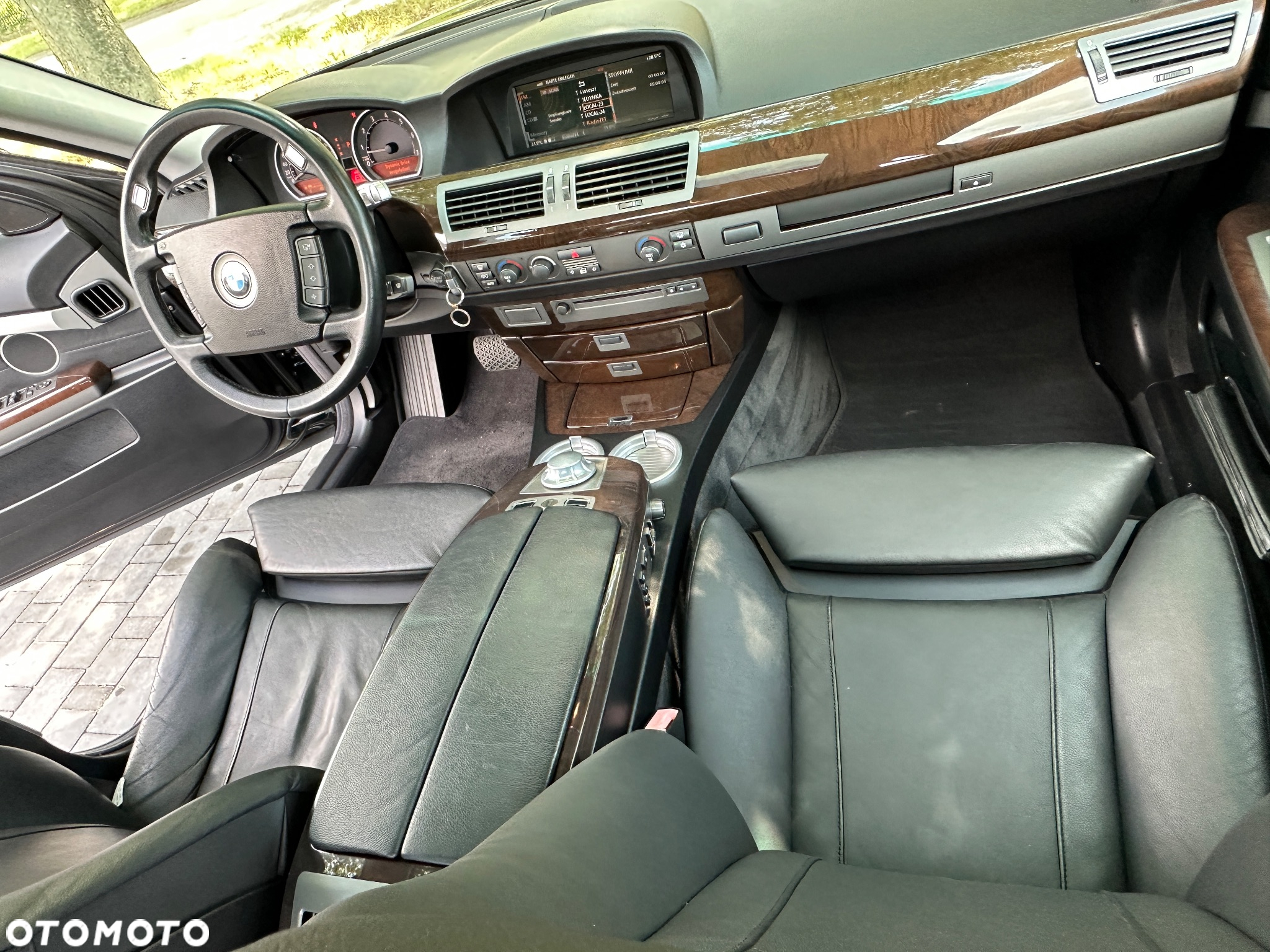 BMW Seria 7 745i - 26