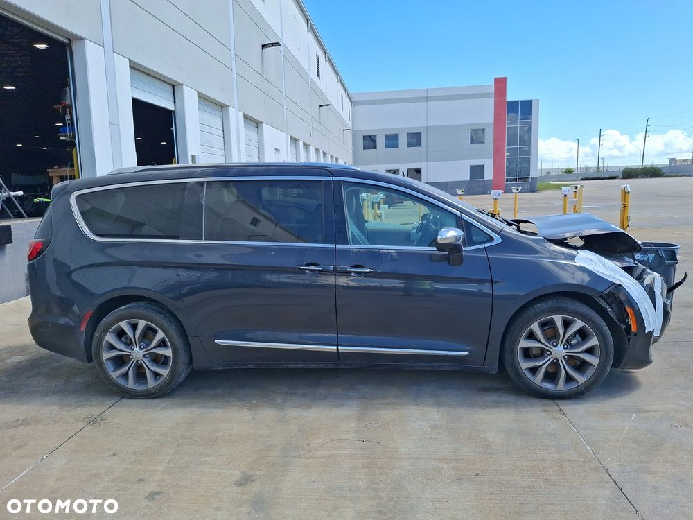 Chrysler Pacifica - 2