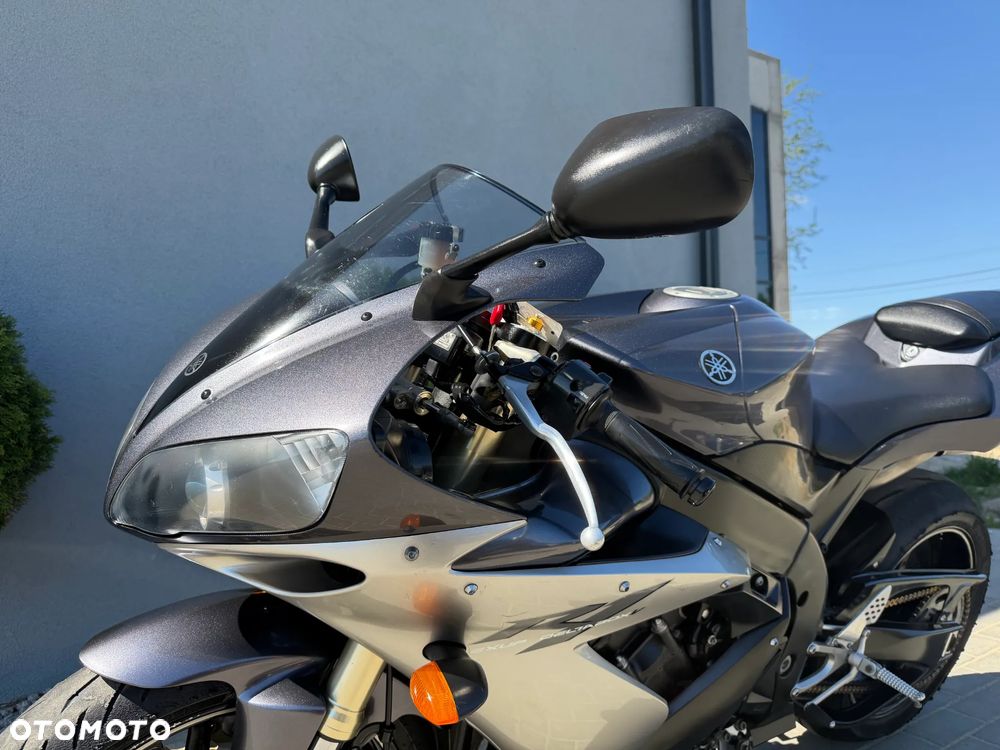 Yamaha R1 - 24