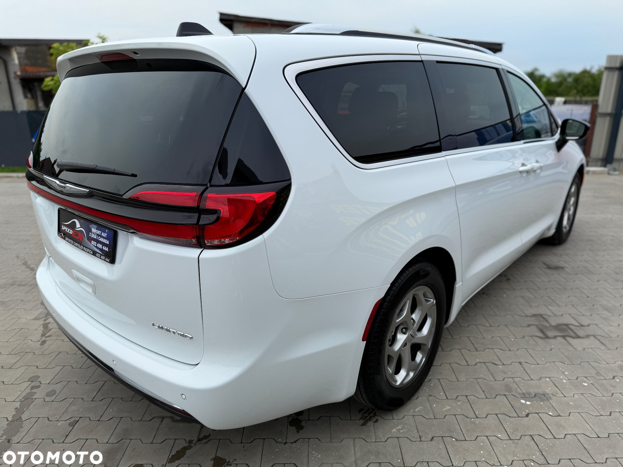 Chrysler Pacifica - 11