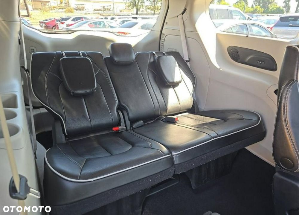 Chrysler Pacifica - 11