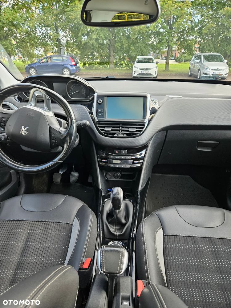 Peugeot 2008 1.2 Pure Tech Allure S&S - 11