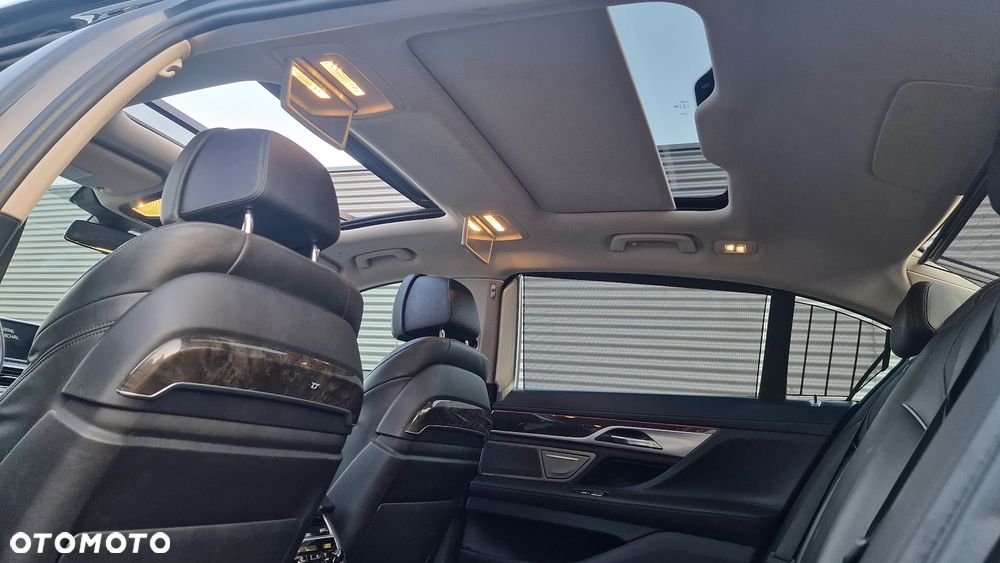 BMW Seria 7 750i xDrive - 34