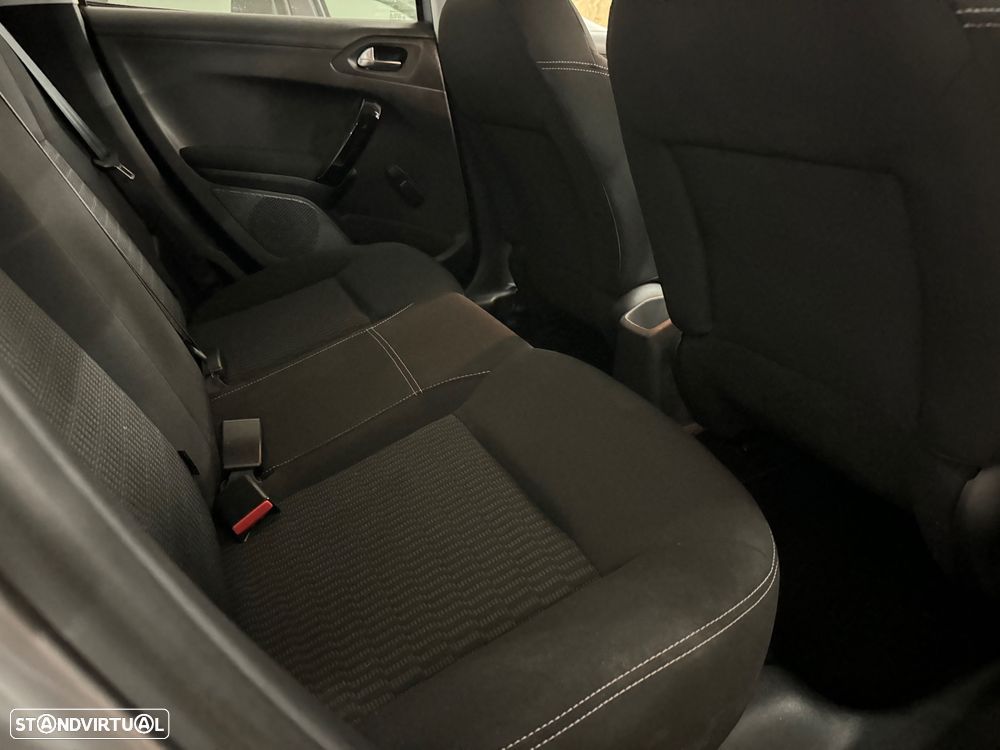 Peugeot 208 - 12