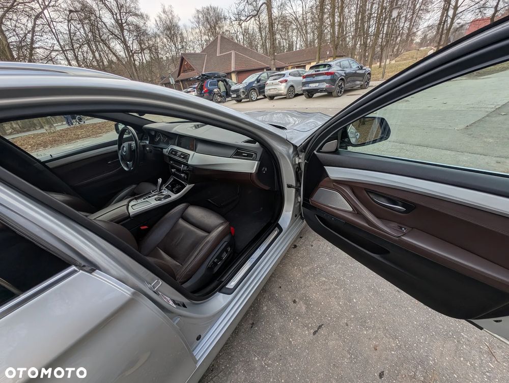 BMW Seria 5 528i xDrive Luxury Line - 13