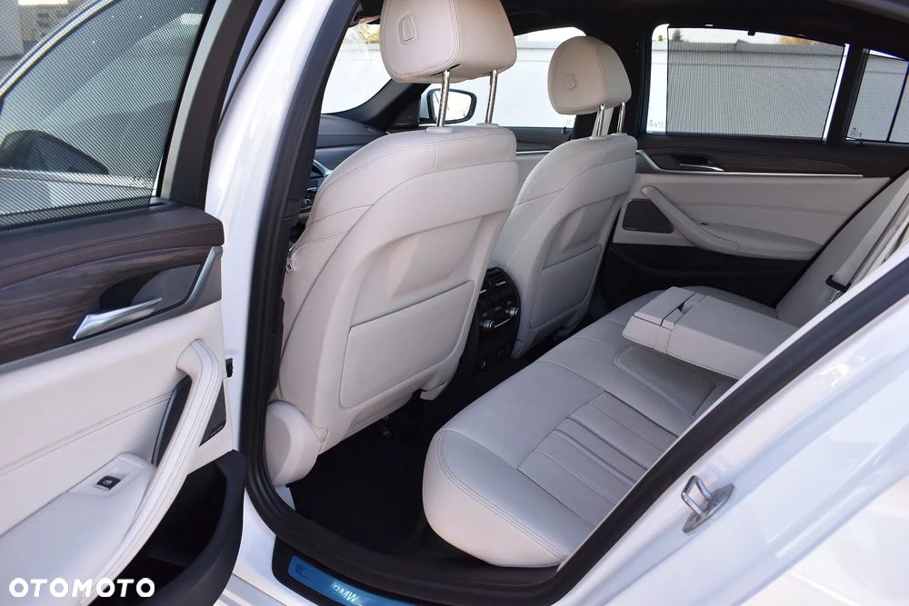 BMW Seria 5 530e iPerformance xDrive Luxury Line sport - 27