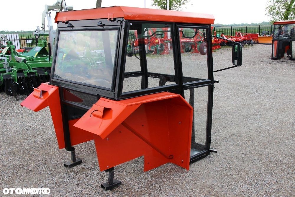 Kabina ciągnikowa do ciągnika MF 235 255 z błotnikami CE - 1