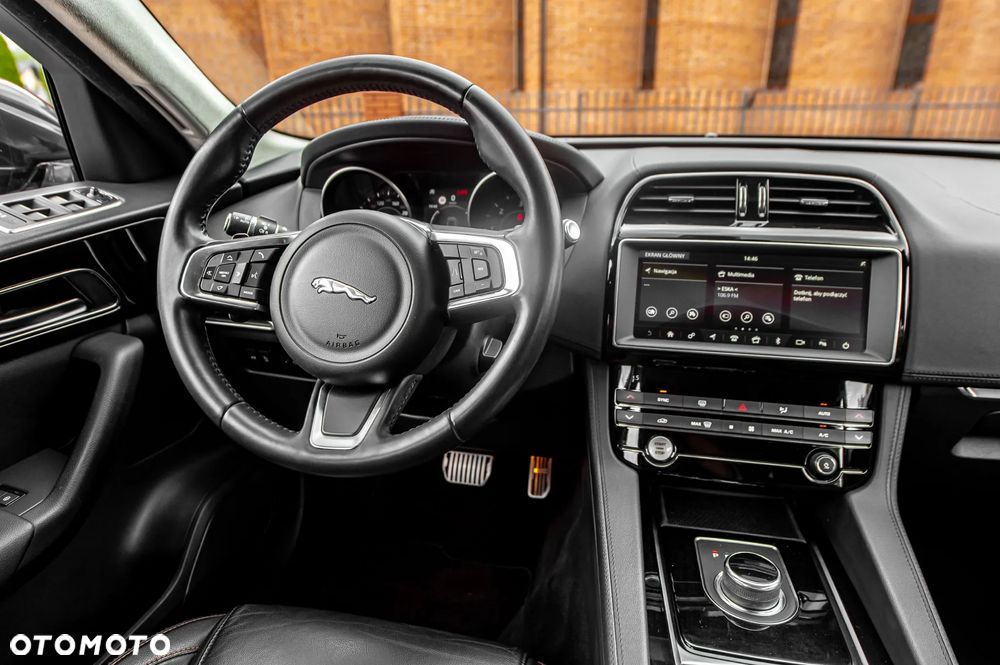 Jaguar F-Pace - 8