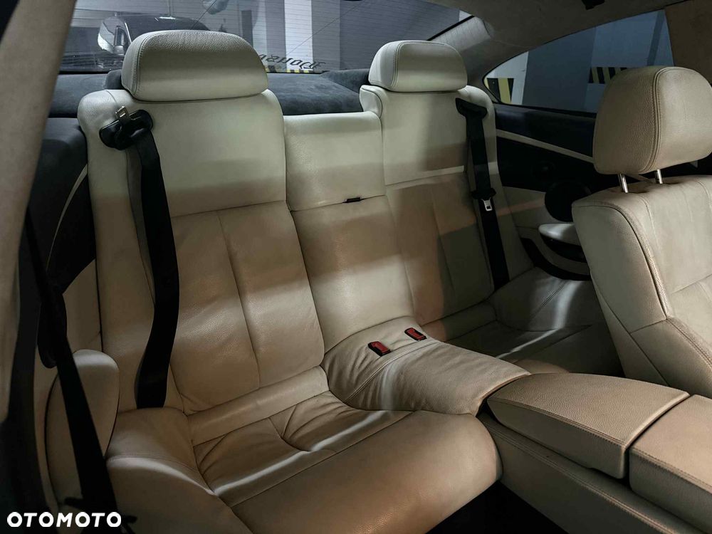 BMW Seria 6 650 i - 8