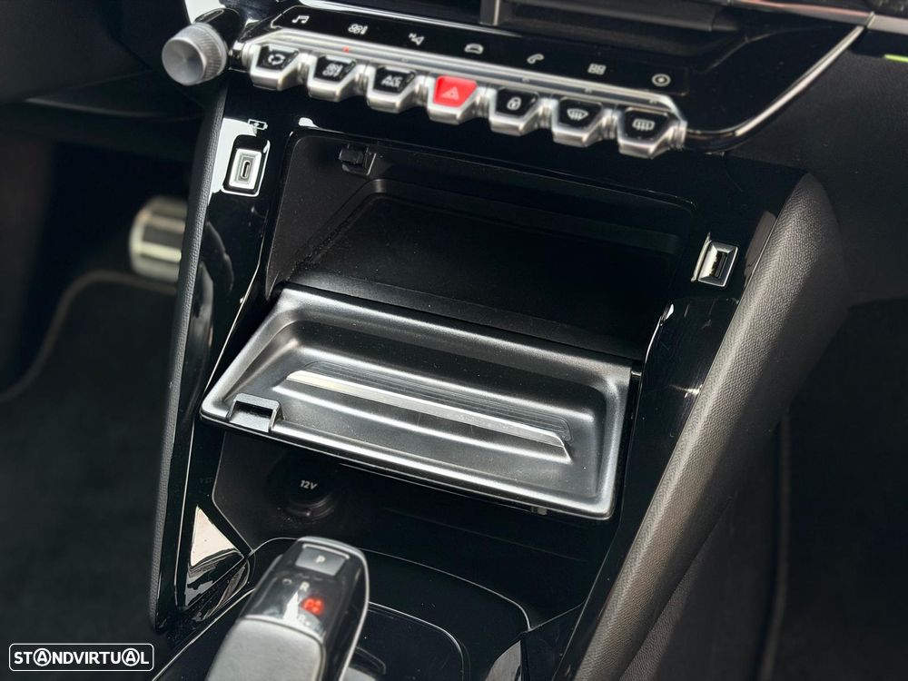 Peugeot e-208 GT - 32