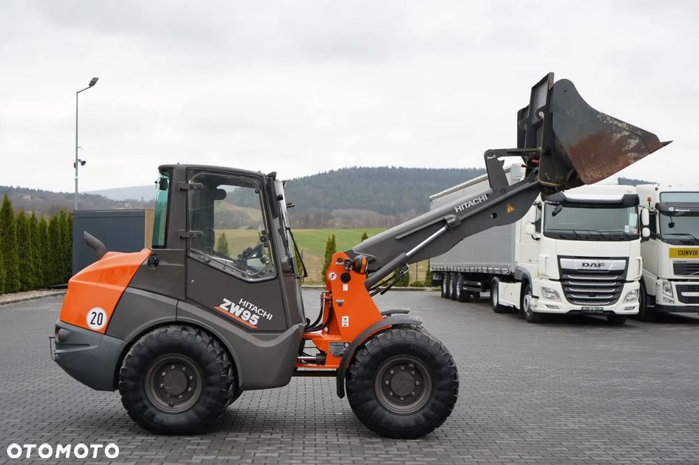 Hitachi ZW95 / ŁADOWARKA KOŁOWA / 2020 R / WIDŁY DO PALET - 8