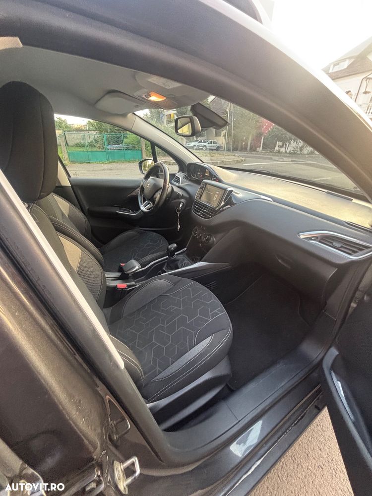 Peugeot 2008 1.2 L PureTech Active - 11