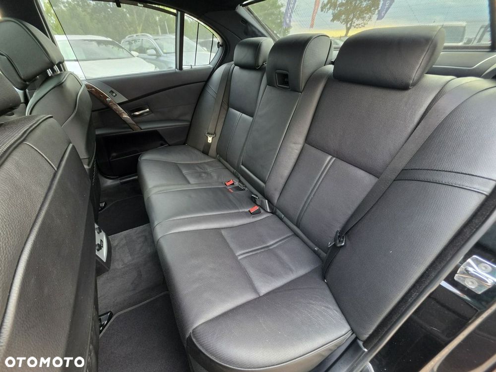 BMW Seria 5 550i - 31