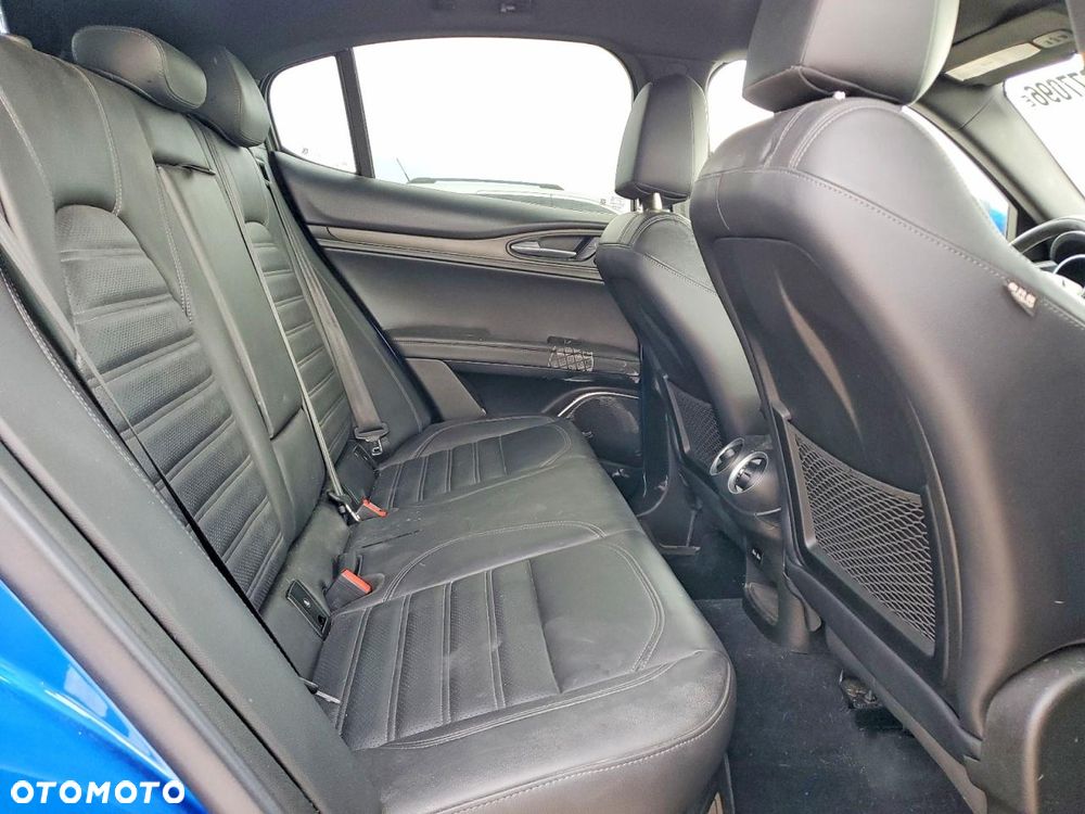 Alfa Romeo Stelvio 2.0 Turbo 16V AT8-Q4 Ti - 8