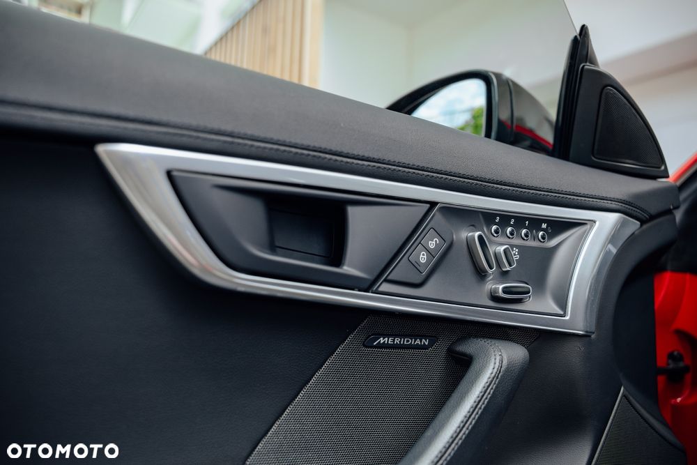 Jaguar F-Type 2.0 Chequered Flag - 4