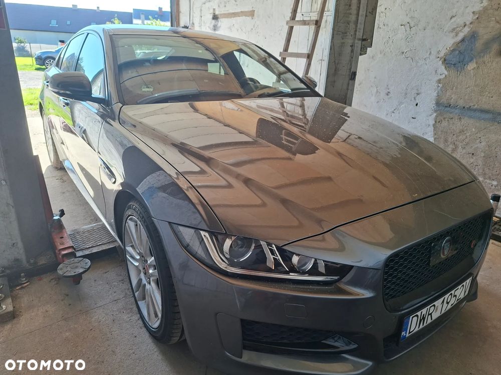 Jaguar XE 2.0 D AWD R-Sport - 2
