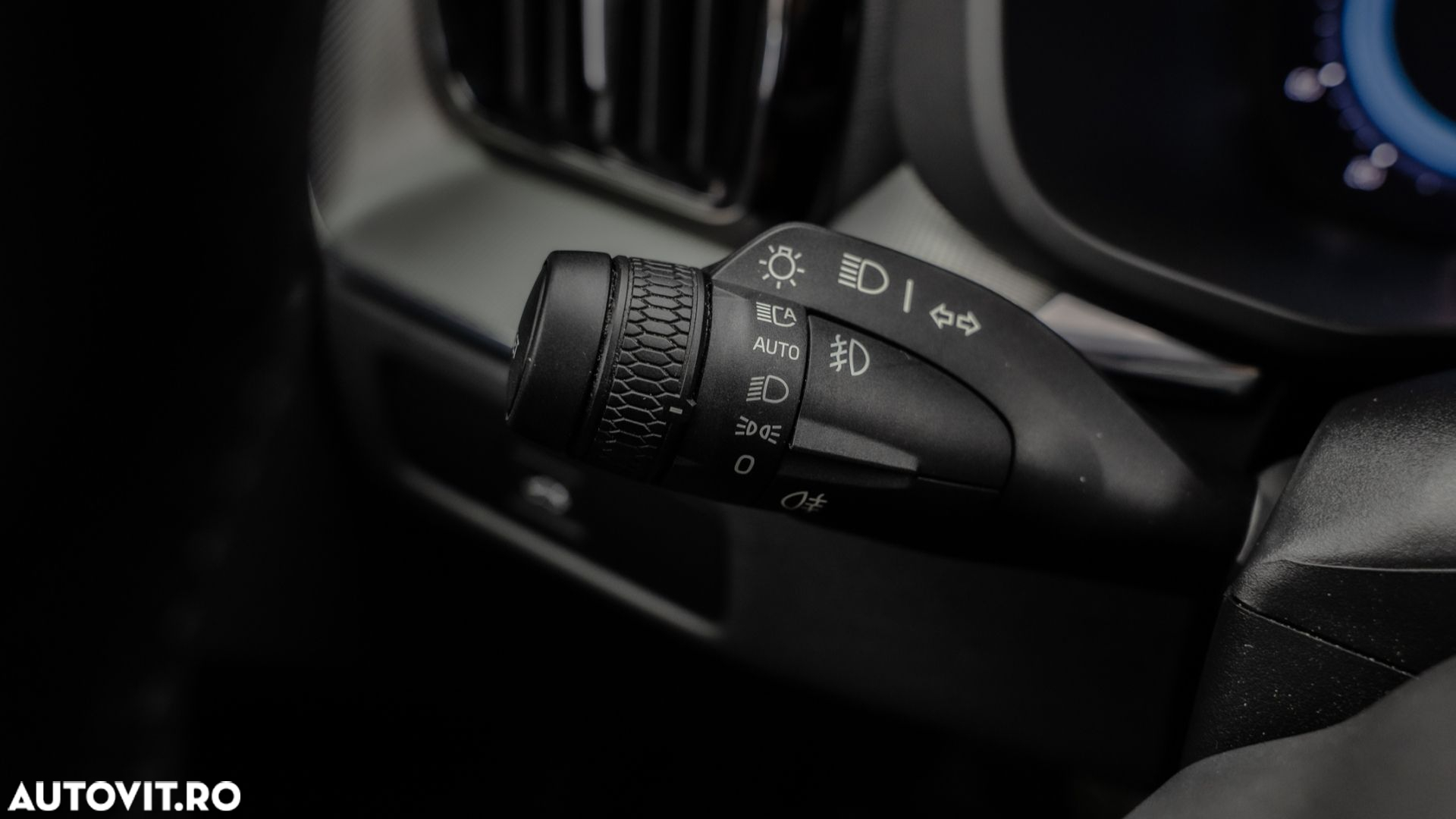 Volvo XC 60 B4 MHEV AT AWD Plus Dark - 23
