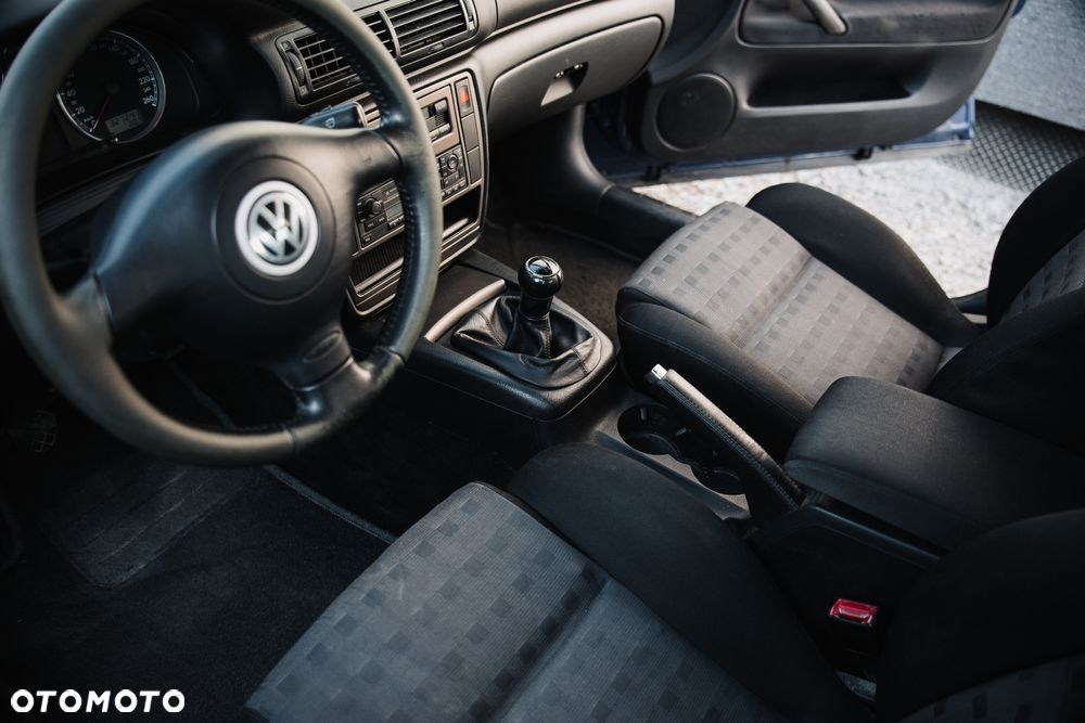 Volkswagen Passat 1.6 Exclusive - 25