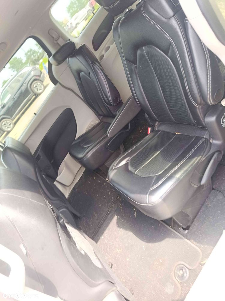 Chrysler Pacifica - 27