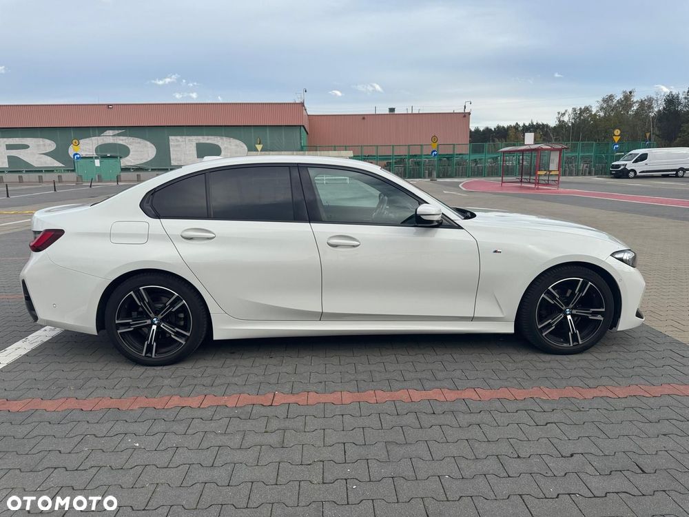 BMW 318I 2023 photo 3