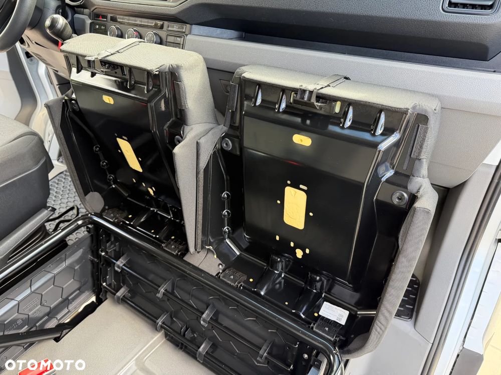 Volkswagen CRAFTER L2H2 Model 2021r WZMOCNIONY VAN 3 osobowy Silnik 2.0TDI 140KM bez BiTurbo! Euro6, Duża ładowność 1.2t, DMC:3.5t, Homologacja VAT-1 Zabudowa paki BOTT, Bogate wyposażenie! OPONY Jak nowe, Fabryczne ogrzewanie oraz wentylacja pojazdu ze zdalnym sterowaniem OEM Eberspacher Airtronic M2 3,5kW, Android Auto, Apple CarPlay, Parktroniki, Kamera, Nawigacja, Drzwi tył 270' Fotel pilot pneumatyczny z masażem! - 25