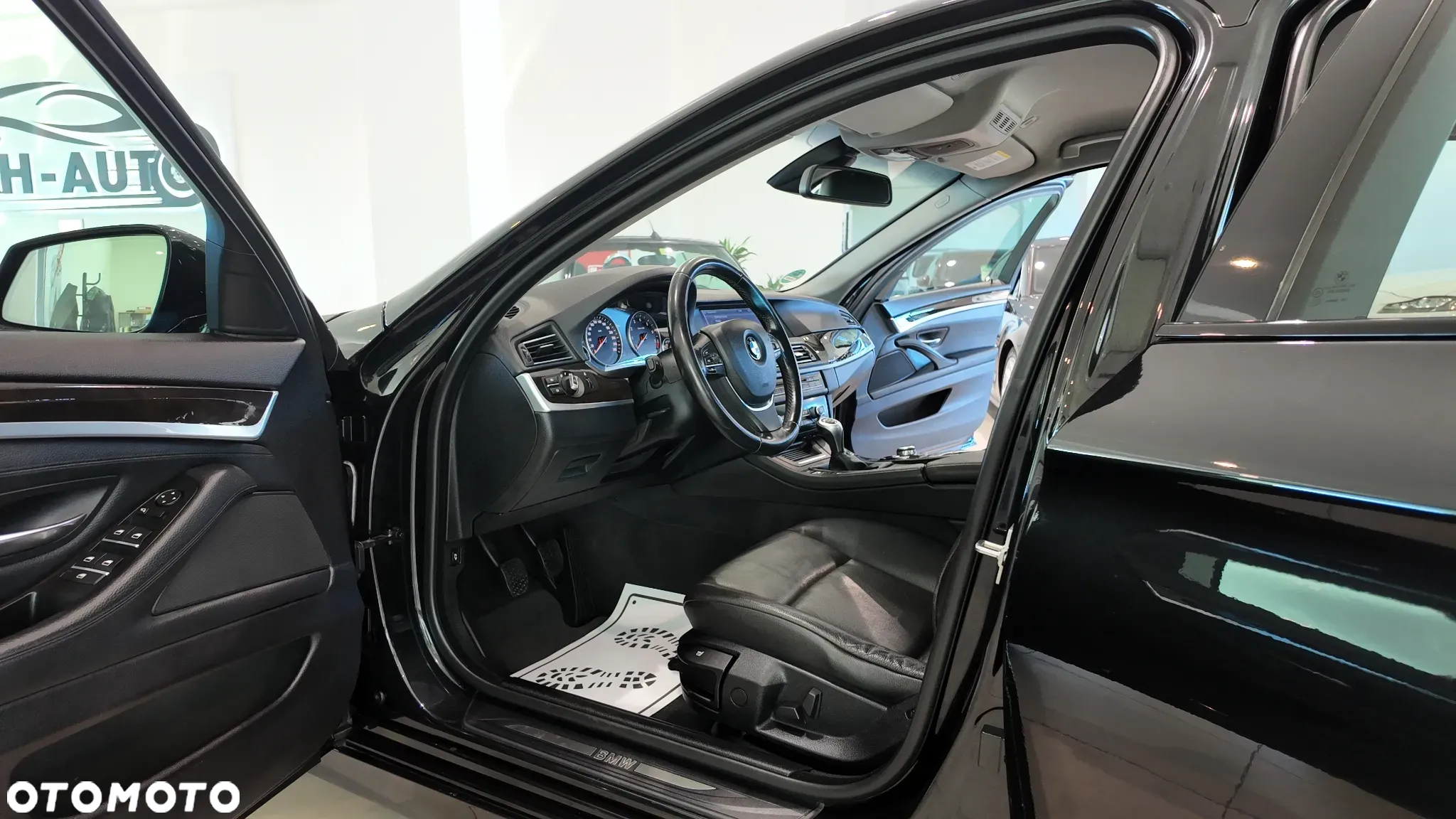 BMW Seria 5 523i - 23