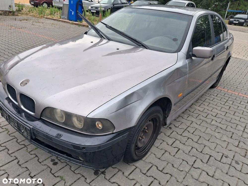 BMW 5 E39 silnik 2.5 TDS M51D25 143 KM skrzynia biegów 23001434452  S5D 2602 dyfer dyferencjał 33101428489  2,64 drzwi klapa maska zderzak błotnik Orientblau Metallic 317 alternator wtrysk przepustnica przepływomierz turbina alternator maglownica pompa wspomagania sprężarka klimatyzacji wentylator sterownik stacyjka moduł silniczek panel przewód wiązka radio konsola wyświetlacz tunel fotel fotele tapicerka skórzana skóra boczek podłokietnik szyba zwrotnica EGR chłodnica pas wzmocnienie lusterko lampa reflektor tłumik wydech halogen hak holowniczy klamka belka sanki mcperson amortyzator sprężyna felga zwrotnica blenda mikrostyk kierownica mechanizm zamek zacisk hamulcowy jarzmo klamka włącznik schowek lewarek wybierak osłona łapa poduszka zbiorniczek rura manetki kolektor pompa ABS NA CZĘŚCI wszystkie części - 9