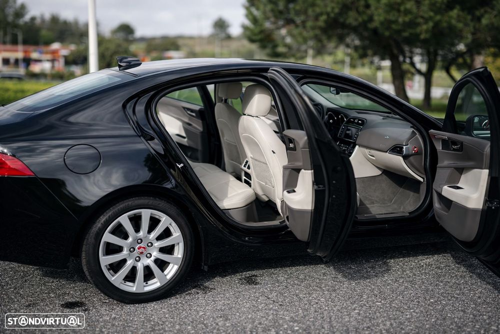 Jaguar XE 2.0 D Prestige AWD Aut. - 14