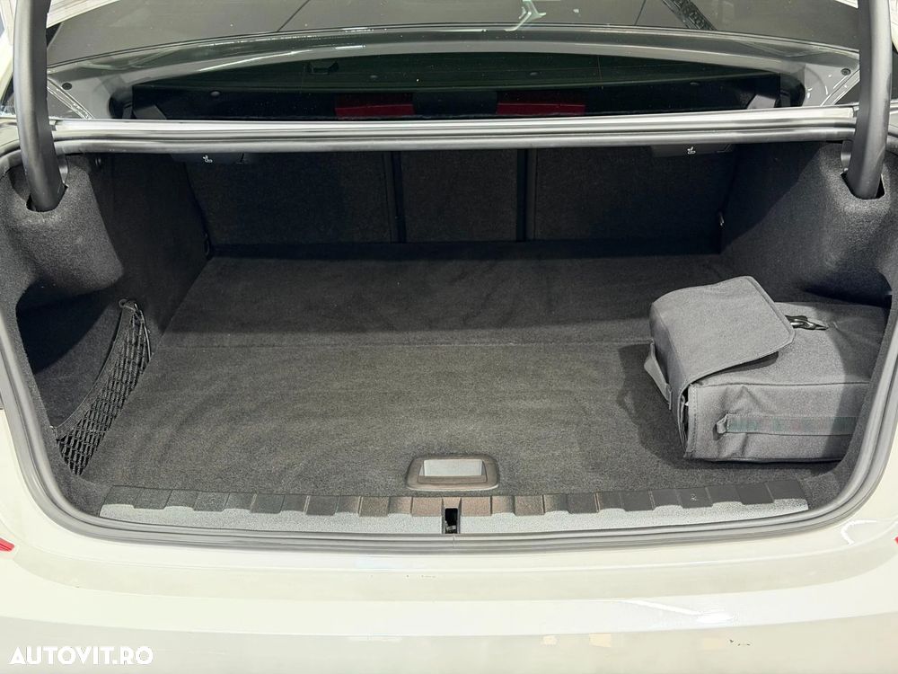 BMW Seria 3 330e xDrive AT PHEV - 38