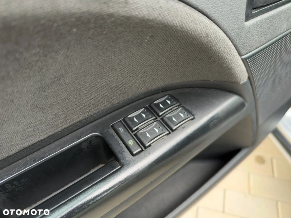 Ford Mondeo 2.0 TDDi Ghia - 23