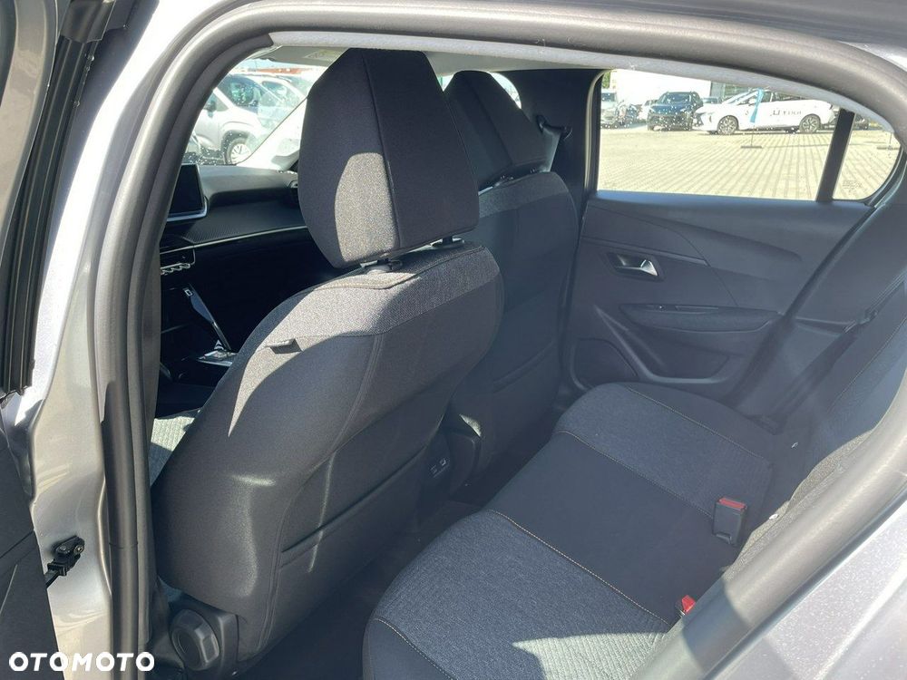 Peugeot 208 - 8
