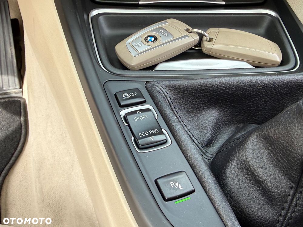 BMW Seria 3 320i Modern Line - 32