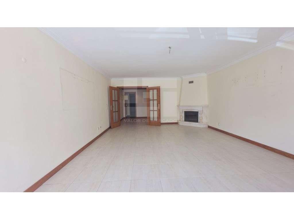 Apartamento T3 na Urbanização Alto da Mira, Amadora, com elevador. - Grande imagem: 2/35