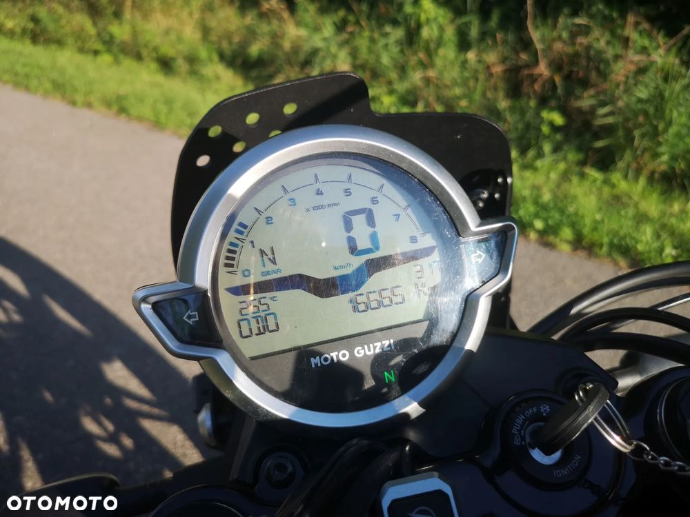 Moto Guzzi V7 - 12