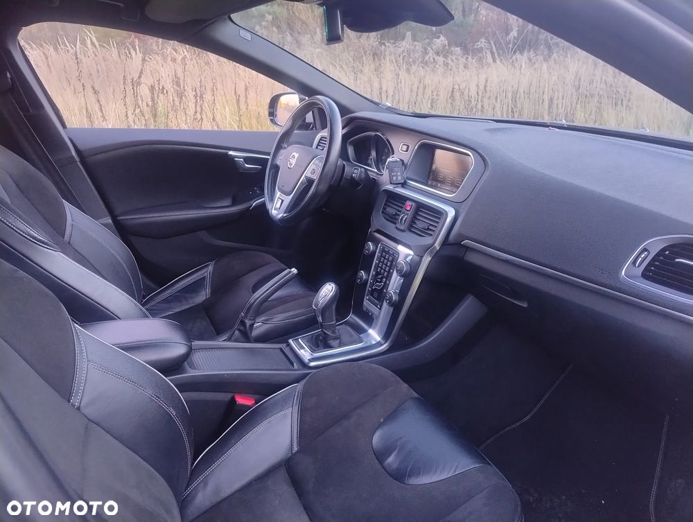 Volvo V40 T3 R-Design Momentum - 4